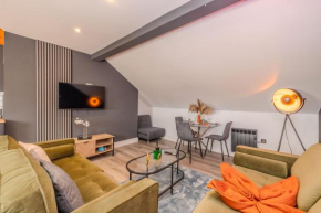 Modern 2-Bedroom Flat with Complimentary Parking